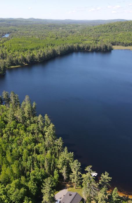 UN LAC UNIQUE
